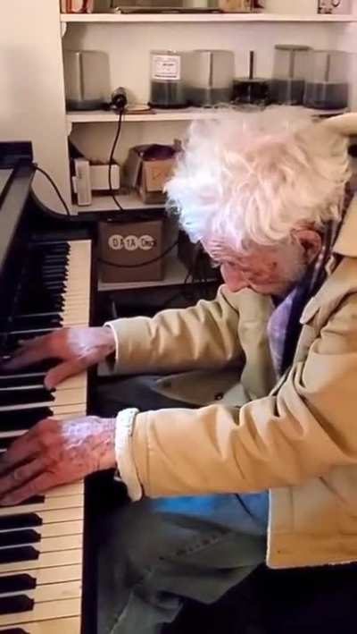 94-year-old Philip Springer plays the 1st movement of Beethoven&rsquo;s &ldquo;Moonlight Sonata&rdquo;!! 🌟