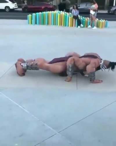 Mortal Kombat&rsquo;s Goro Cosplay