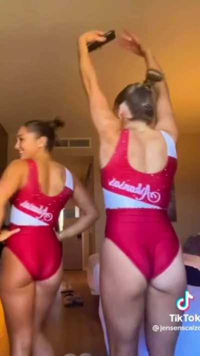 Arkansa&rsquo;s Jensen Scalzo &amp;amp; Cami Weaver ❤️🤍 🐖 🤸&zwj;♀️