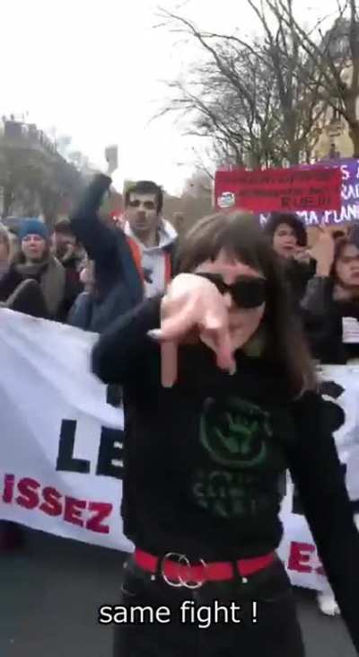 Manifestation parisienne du jeudi 23 mars contre la r&eacute;forme des retraites, danse de la "techno-manifestante" Mathilde Caillard