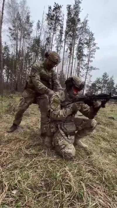 Training how to reload weapons in &ldquo;non-standard&rdquo; conditions.
