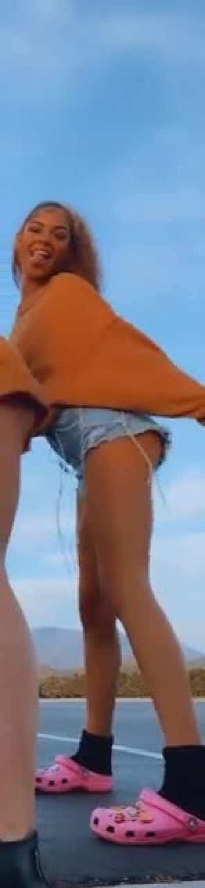 Gabby skakin&rsquo; it