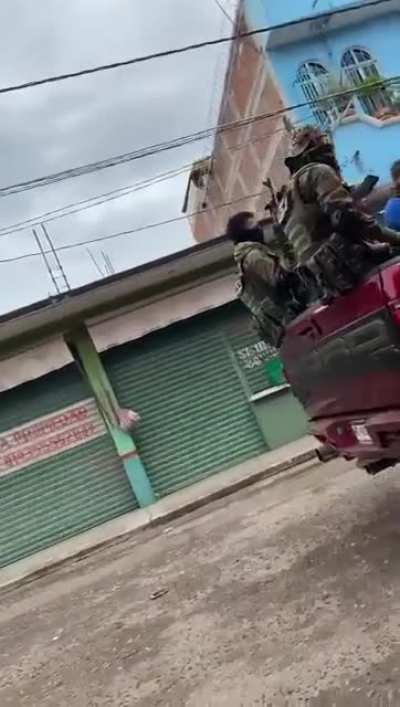 CJNG Sicarios rolling like nothing&hellip; wonder how all those those rifles got there🤔