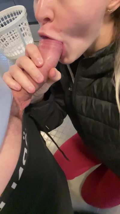 Sucking dick while waiting for the laundry