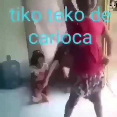 J&uacute;lia tentando fazer tiko teko