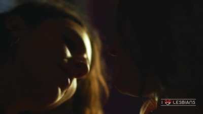 Nina Tomsic &amp; Flora Camolese - "A Vida Pela Frente" (s01e07)