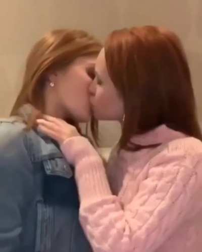 I&rsquo;m A Simple Man, I See A Red Head, I Upvote.