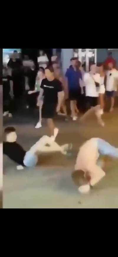 Barda tartıştığı iki kekoya haddini bildiren koca yürekli adam.