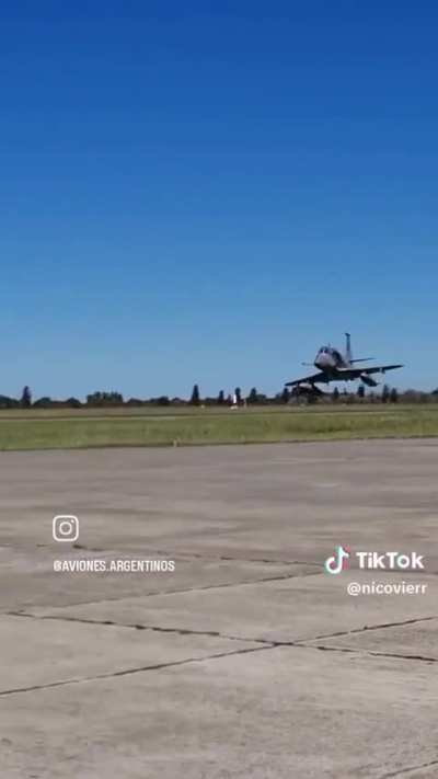 Vuelo rasante de un A-4 Skyhawk
