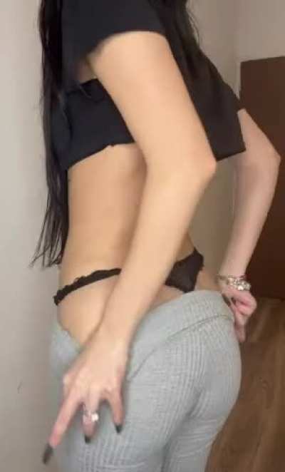 Hi, my name is Bella, I'm from Ukraine! I am 22 years old. You might think I'm too cute for Only Fans. But despite this, you can find Custom videos, DICKRATING, SPH, JOI/CEI, masturbation, anal games on my page. 👇Link in the comment