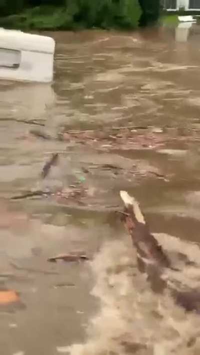 Hochwasser am Wupperhof in Solingen mit Besuch vom Campingplatz Gl&uuml;der