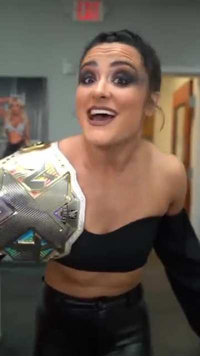 Lyra Valkyrie Sexy in tight leggings. did she have a fight in this outfit?