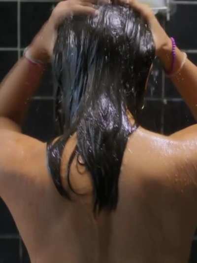 Pauline Gait&aacute;n Shower time