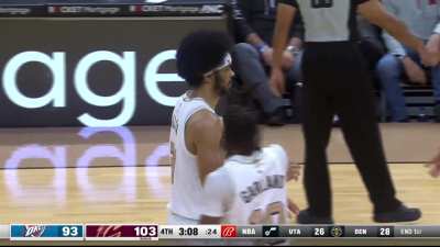 [Highlight] Mobley fakes, drives, and slings a no-look pass to Allen for the and-one slam