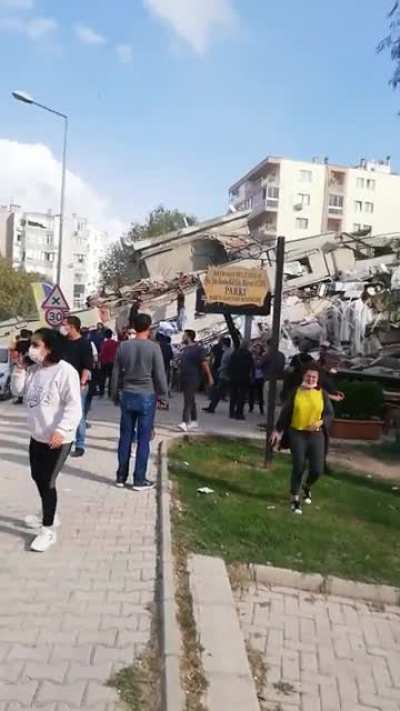 izmir de ki 6.6'lık deprem de toplanma alanı &ouml;n&uuml;nde ki ev yıkıldı