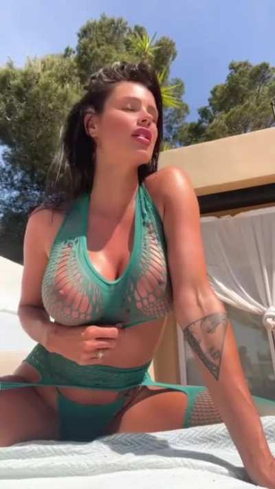 When she wears this not-s<wbr>o-cov<wbr>ering lingerie... 🔥🔥🔥😍