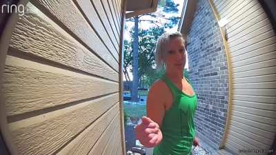 Crazy Karen threatens neighbor over her cat