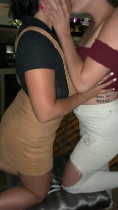 👭