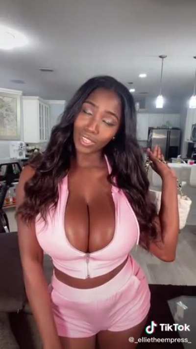 The sexy chocolate boob goddess @_ellietheempress