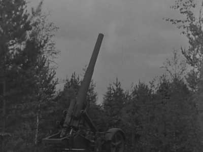 21cm M&ouml;rser 18 heavy howitzers bombarding Leningrad in 1943