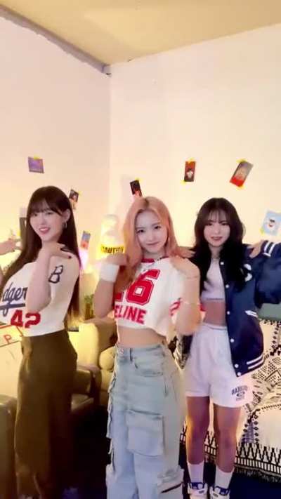 [230331] Yeseo, Mashiro &amp;amp; Chaehyun TikTok update: Giddy🗝️ #Giddychallenge [LOVESTRUCK!]