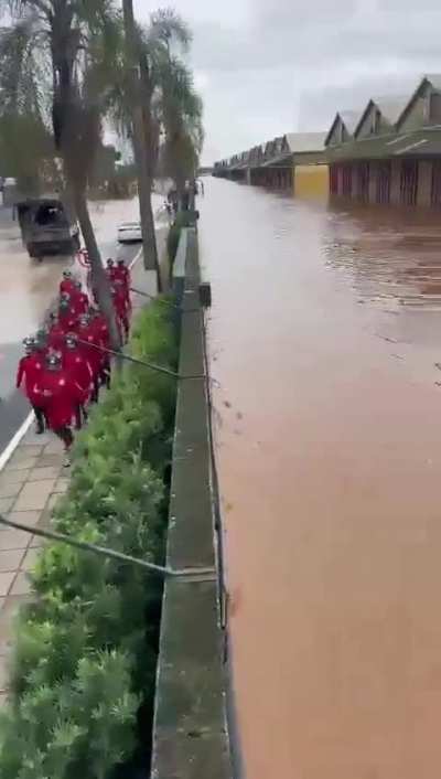 &Aacute;gua em Porto Alegre continua subindo. H&aacute; chance de passar POR CIMA do muro de conten&ccedil;&atilde;o