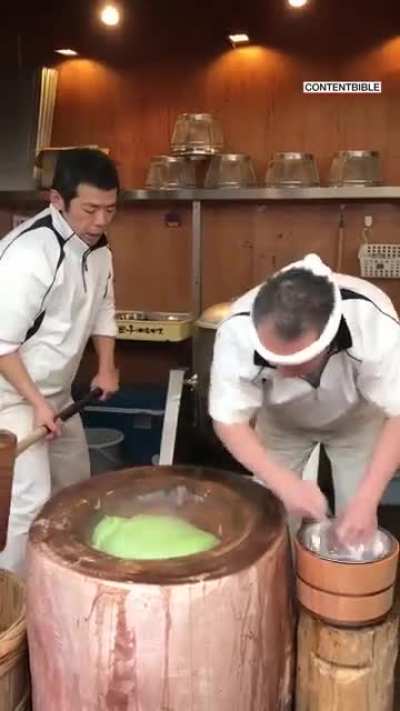 How mochi is made in Japan"🤯🤯🤯🤯🤯🤯🤯🤯