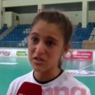 13 yaşındaki Şanlıurfalı minik hentbol oyuncusu Merve Akpınar: "Sen kızsın, şort giyemezsin, erkeklerin yanında oynayamazsın diyerek beni dışladılar. O zaman kendime bir s&ouml;z verdim. 'K&ouml;y&uuml;mdeki kız &ccedil;ocuklarının kaderini değiştireceğim' dedim."