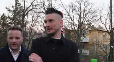 De&aacute;k Dani moder&aacute;tora azon r&ouml;h&ouml;g, hogy f&eacute;l &eacute;v alatt 200 ezer embert tiltott le a p&eacute;nisz-szak&eacute;rtő FB oldal&aacute;r&oacute;l😀