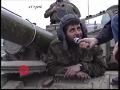 Albert Aqarunov , Yahudi Azerbaijan kahramanı . Buda g&ouml;steriyor ki bir insanın vatanını sevmesi i&ccedil;in ne T&uuml;rk ne M&uuml;sl&uuml;man olması gerekmediğini g&ouml;steriyor . Şunu ş&ouml;yleyecek bir siyaset&ccedil;i arıyorum " biz , size kanınızda T&uuml;rk kanı gezdiği i&ccedil;in veya dinimiz ay