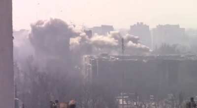 Russians use TOS-1A thermobaric rocket on residential building, Mariupol (Unpublished footage)