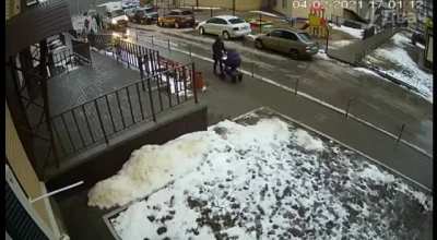 Воронеж. Один решил выпилиться, прыгнув из окна, и прихватил с собой ребёнка.