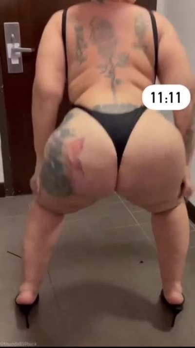 Shaking that amazing ass