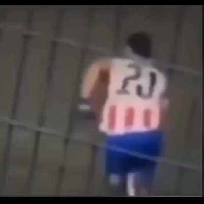 "It seems that the number on the football player's back is changing. From 21 to the letter 'J,' and then to 18. Not edited as it's a live broadcast.