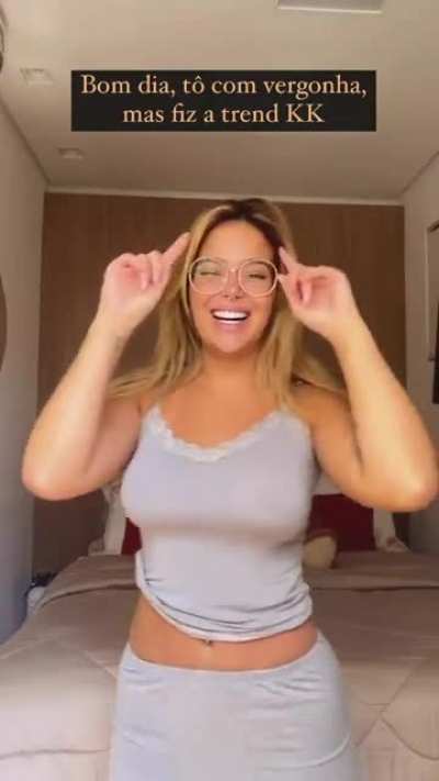 olha q gostosa, o peitinho marcado 🤤