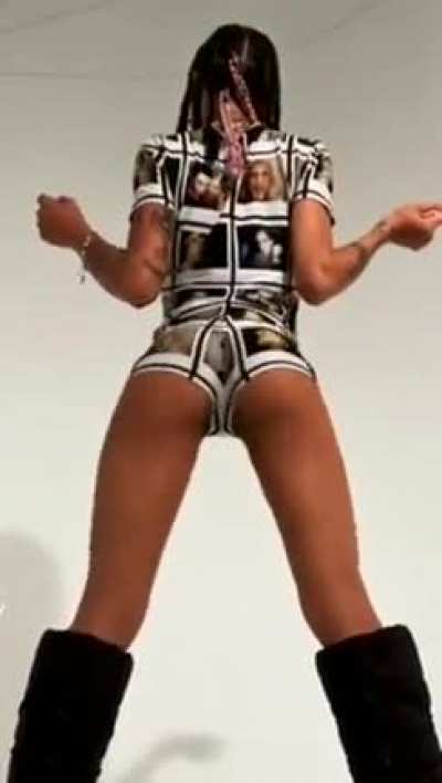 Coi leray twerking
