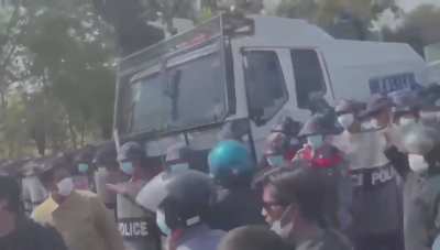 缅甸💊： 防爆警察叛变了，走到人民群众这一边