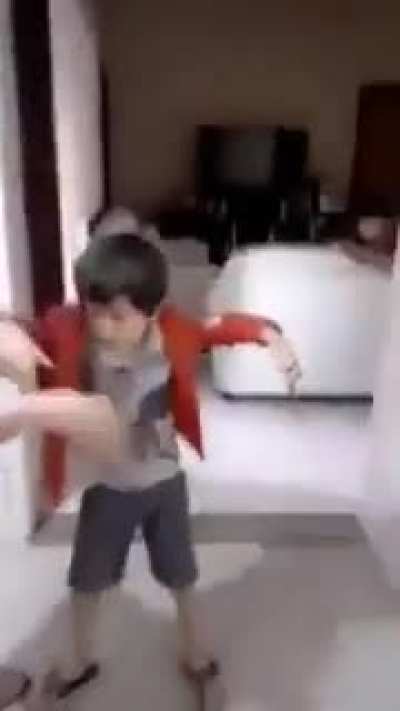 Felipe pulou do sof&aacute; parecendo o Batman pulando de um pr&eacute;dio