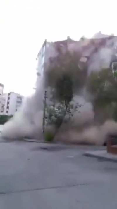 izmir'de bir evin yıkılma anı. &ccedil;ok k&ouml;t&uuml; oldum aq akşama kadar yokum ben. iyi forumlar