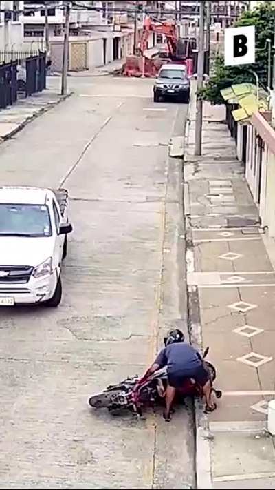 In Guayaquil, a motorcycle robbed a woman in broad daylight.