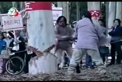 中华有神功，徒手抗大树。比马某不知强到哪里去了，这位人家是能接受实战经验的。（笑死）