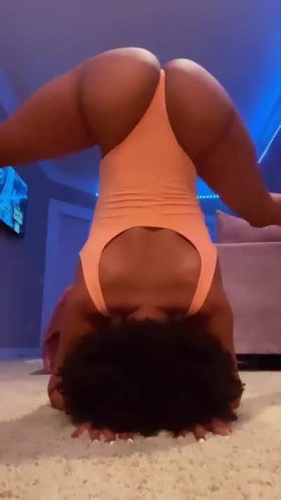 _jon.e wants you to rate her headstand 1-10
