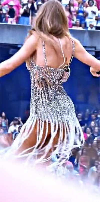 the way that mommy moves is hypnotic