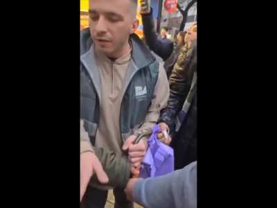 Policía de la Ciudad reventó un puesto de paltas y un abogado intentó interceder 