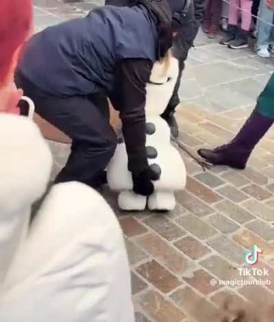 BelOvEd ChiLdREN's EnterTAINEr GetS kIlLED bY SniPer iN pUBLIC, mOB DRags HiS BodY AwAY tO DeSecRATE it