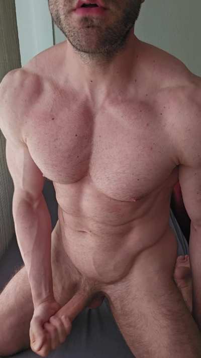 Wanna play with a 6'7" muscular daddy?