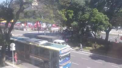 Marcha de hoy Lunes 5 de Abril 2021. Con musiquita y alguien con megáfono gritando cosas.