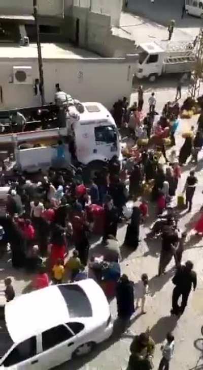 Kendileri zenginliğine zenginlik katarken,halkı muhta&ccedil; edip,sonra da yardımcı oluyormuş gibi g&ouml;steren sisteme &ldquo;Akp Başkanlık Sistemi&rdquo; denir.