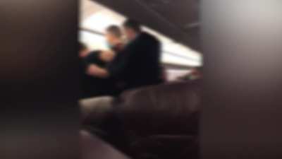 Lik totalno poludeo u avionu! J*be mater srpsku i balijsku, sru&scaron;iće avion