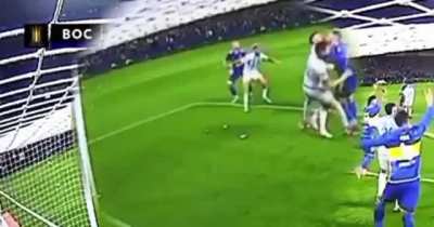 Sampaio cobra falta a Arias (quien se choca con un compa&ntilde;ero) y omite una clara mano del jugador de Racing. Era penal para Boca.